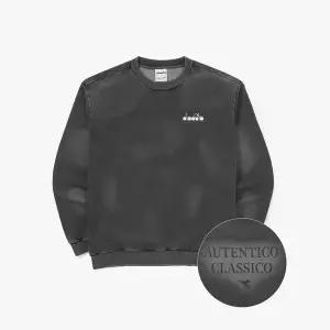 매장정품 diadora 디아도라 [공식스토어] 스프레이 워싱 데님 맨투맨 BLACK 1735447