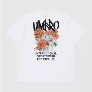엄브로 콘크리트 블룸 로즈 그래피티 반팔 티셔츠 /  WHITE UR223CRS56