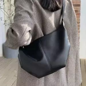 소프트한 래더 소재 멋스러운 반달 쉐입 크 휴대폰