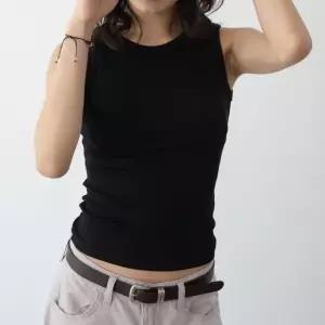 여자 슬리브리스 이너 슬림핏 라운드 크롭 나시