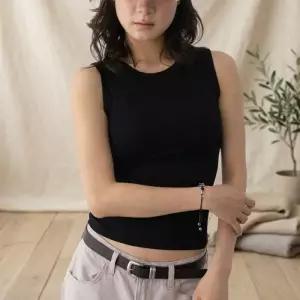 [옷자락]여성용 슬림핏 라운드 크롭 나시 슬리브리스