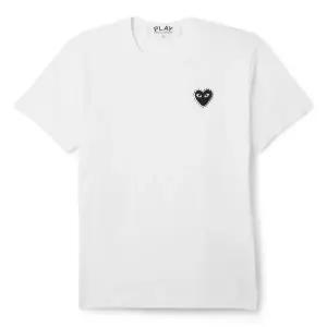 COMME DES GARCONS  26SS 라인스톤 하트 와펜 반팔 티셔츠 AX T801 051 1