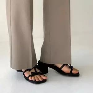 [하프클럽/]여성 2컬러 오픈토 미들굽 데일리 스트랩 샌들구두