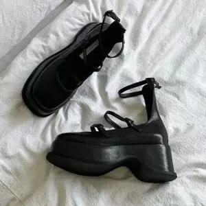 스트랩 버클 플랫폼 구조 볼드 아웃솔 가보시힐 메리제인 통굽 샌들 SS시즌