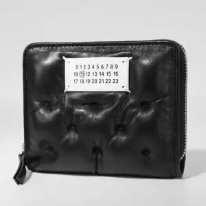 메종마르지엘라 MUST IT_MAISON MARGIELA 26SS 넘버링 글램슬램 반지갑 스몰 SA1UI0032 P6434 T8013)