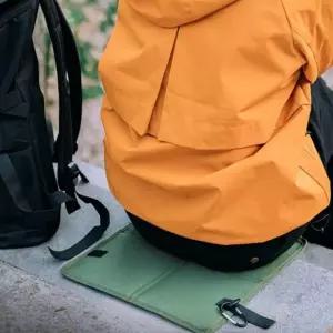 주홍  휴대용 고리 접이식 매트 방석 1인용 휴가 캠핑 여행 야외용 미니돗자리