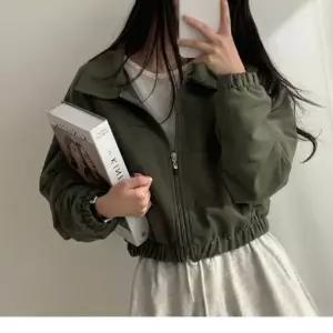 여성 크롭 바람막이 점퍼 밑단 밴딩 스포티 트레이닝 아우터