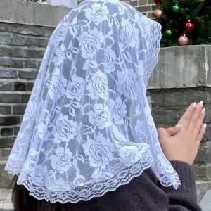 영성체 여성 신앙 성당 장미 사보예배 기도 레이스천 카톨릭 종교 악세사리 머리 신도 커버 의식 세례 혼배