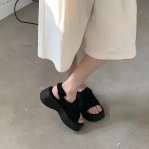 볼륨 플랫폼 벨크로 스트랩 통굽 스포츠 샌들 6SS 플랫폼 벨크로 통굽 스트랩샌들 오픈토