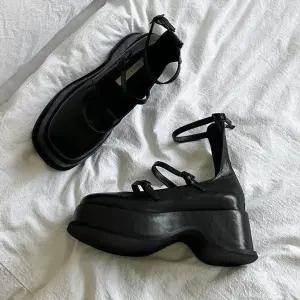 [하프클럽/]스트랩 버클 플랫폼 구조 볼드 아웃솔 가보시힐 메리제인 통굽