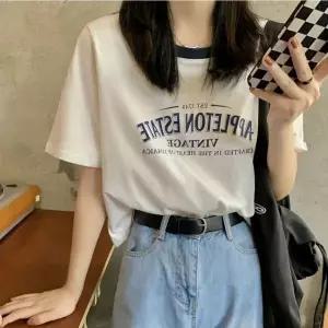 [하프클럽/셀럽하우스]블랙 넥라인 디테일 빈티지 영문레터링 반크롭 반팔티