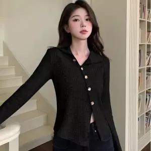 [하프클럽/셀럽하우스]칼라 카라 버튼 라인 트임 골지 니트 슬림핏 니트티 여성