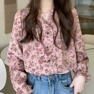 플라워 패턴 블라우스 프릴 셔링 브이넥 어깨 핀턱 주름블라우스 (WCE90EC)