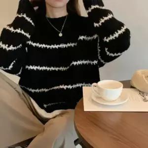 친절한탄씨 WL 캐주얼 여성 롱슬리브 스웨터 스트라이프 패턴으로 산뜻한 포인트를 더한 루즈핏 긴팔