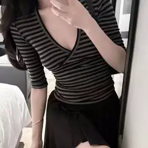 [라일리여성의류] Rly 여자 브이넥 스트라이프 반팔 랩티셔츠 여름 코디