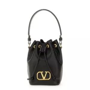 발렌티노 MUST IT_VALENTINO 브이로고 시그니처 나파레더 미니 버킷백 7W0P0Z44 VNL 0NO 7W2P0Z44 0NO)