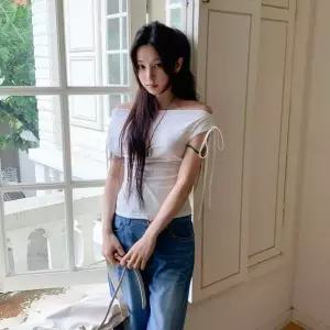 여자 러블리 셔링 디테일 리본 스트랩 오프숄더 티셔츠