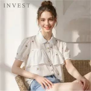 [인베스트] 자수 티어드 진주 버튼 블라우스_IN6M1BL6091