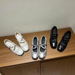 마이진 여성 이번 시즌 키를 높여주는 슈즈 발레 스타일의 리본 메리제인 펌프스와의 첫 만남 ADOR