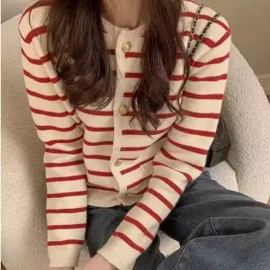 고급스러운 단추 스트라이프 무늬 니트 크롭 가디건여성 뜨개 배색 간절기 줄가디건 미니