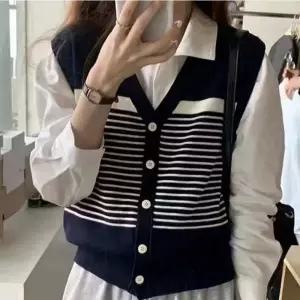깔끔한 브이넥라인 스트라이프패턴 데일리 여성베스트봄조끼 니트코디 캐주얼 간절기룩 패션 뱃살커버 여자