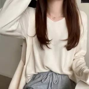여성 심플 브이 라인 포근 니트데일리룩 가을 겨울 긴팔 이너 상의 레이어드 코디 편한 캐주얼 데일리 웨어