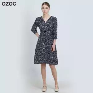 [오조크(OZOC)] 플라워 패턴 브이넥 원피스 (택가격 119000원)