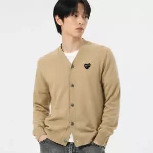 꼼데가르송 26SS 블랙하트 와펜 울 가디건 AX N024 051 3 P1N024AZ N024 051 3))