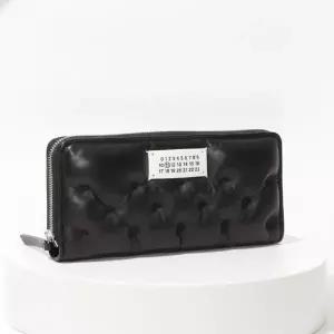 [메종마르지엘라]MAISON MARGIELA 26SS 글램 슬램 가죽 지퍼 장지갑 SA1UI0030 P6434 T8013 1026024