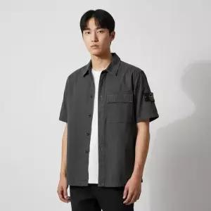 스톤아일랜드 스톤 남성 와펜 체스트 포켓 반팔 오버 셔츠 자켓 챠콜) L1S15 1200031 S00WN V0165