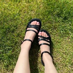 SOVO 아렌트 스트랩 플랫샌들 1cm