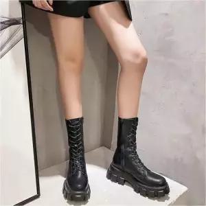 겨울신발 여자 통굽 레이스업 키높이 블랙 워커 부츠