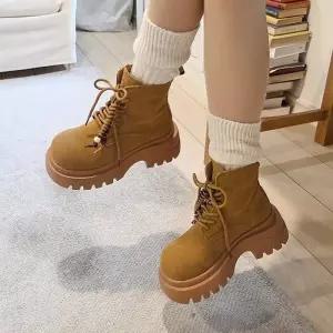 헤즈 오버솔 둥근코 세무 매듭장식 키높이 통굽 워커 7cm