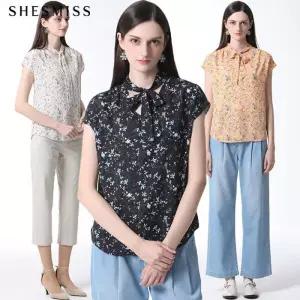 [쉬즈미스][쉬즈미스(SHESMISS)] 플라워 패턴 리본 타이 블라우스 (택가격 108000원)