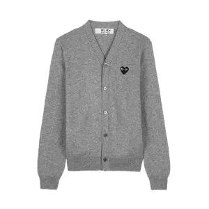 [롯데백화점]꼼데가르송 공용 블랙하트 와펜 가디건 AX N024 051 LIGHT GREY