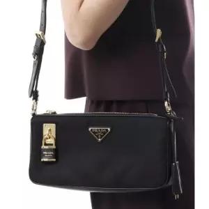 프라다 MUST IT_PRADA 스몰 리나일론 및 가죽 숄더백 1BC234 VNDO 2C8Q F0002