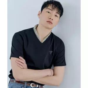 GUESS [CORE] 3color 유니 V넥 미니 빗살 삼각 반팔 티셔츠 MQ2K8431
