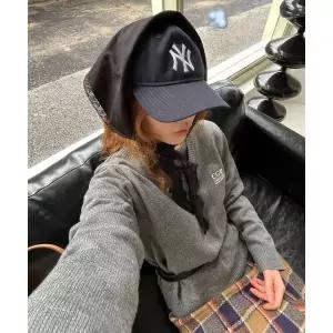 [코드그라피]CGP (우먼) 스몰 스퀘어 로고 브이넥 니트_그레이