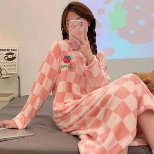 딸기 체크패턴 여성 극세사 롱 원피스 잠옷 겨울 수면잠옷