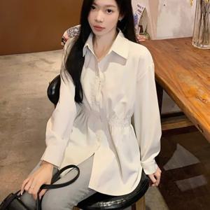 여성 블라우스 출근룩 허리 셔링 포인트 핀턱 연출