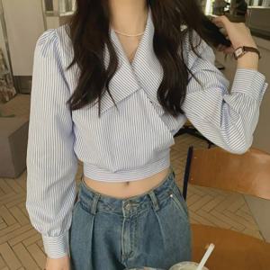 여성 스트라이프 랩 블라우스 크롭기장 모던 캐주얼룩