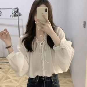 여성 러블리핏 리본넥 셔링 루즈핏 블라우스 봄 코디
