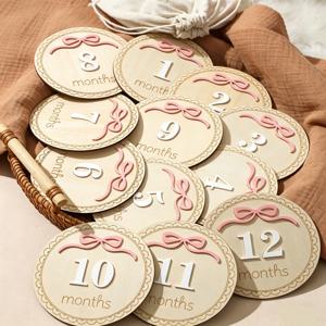 Ylsteed 신생아 사진 촬영 1-12개월 아기 성장 기록 나무 디스크 핑크 리본 3D 각인 사진 소품 기념 카드 샤워 -HD
