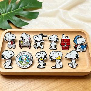11Pcs 스누피 에나멜 핀 세트 귀여운 만화 흰색 개 브로치 배낭용 옷깃 배지 친구를 위한 창의적인 선물
