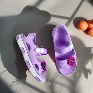 여아 귀여운 패션 샌들 통기성 EVA 소재 경량 유아 및 아기 야외 신발 속이 빈 꽃무늬 디자인 둥근 상단