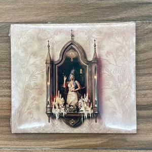 아방가르드 다크 CD 앨범, 고딕풍의 얼터너티브 팝, 드라마틱한 프로덕션, 감성적인 보컬, 그리고 천상의 스토리텔링