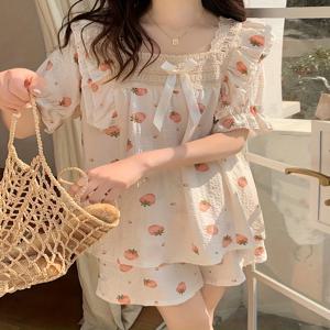 매력적인 딸기 프린트 Loungewear 세트 부드러운 패브릭 보우 디테일 퍼프 슬리브 스퀘어 넥 탑 여성용 여름용 탄성 반바지