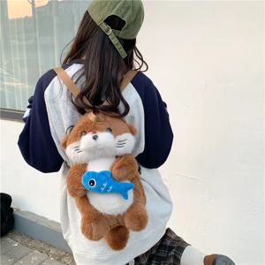 귀여운 수달이 물고기를 들고 있는 봉제 배낭 카피바라 귀여운 소녀들을 위한 트렌디한 배낭 캐주얼 어린이 선물