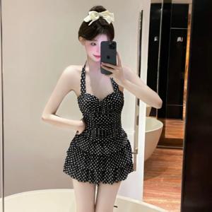 스위트 베이지 폴카 도트 홀터넥 원피스 수영복, 주름 장식 보디스와 티어드 러플 스커트가 있는 겸손한 수영복, 해변 및 수영장용