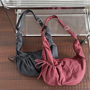 여성을위한 레트로 격자 무늬 호보스 숄더 백 드로우 스트링 포켓 나일론 만두 가방 대용량 휴대용 여행 메신저 백